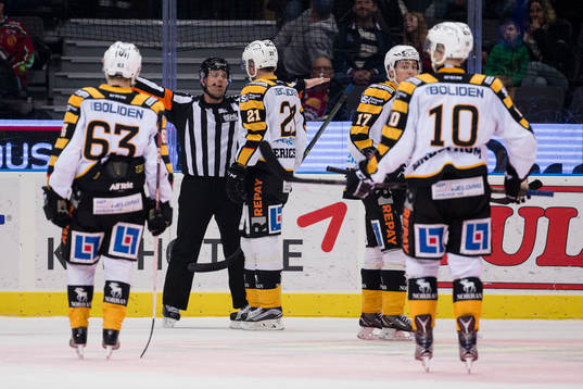 Domare visar tecken för inget mål framför Skellefteås