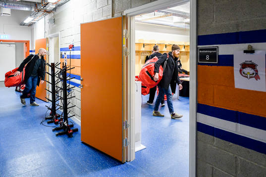 Malmö Redhawks spelare på väg in i omklädningsrummet
