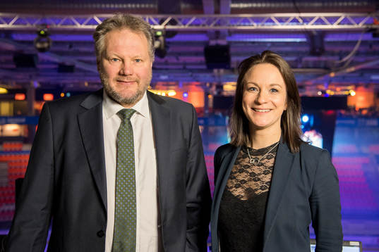 Cmore kommentatorer Arto Blomsten och Lena Sundqvist före