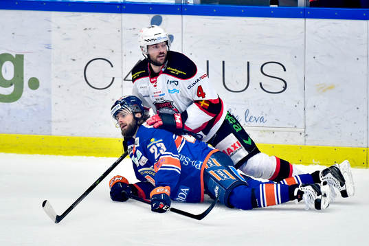 Malmö Redhawks Noah Welch och Växjös Ville Leino