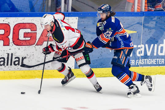 Malmö Redhawks Carl-Johan Lerby jagas av Växjös Ville