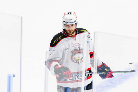 Malmö Redhawks Noah Welch på väg till utvisningsbåset