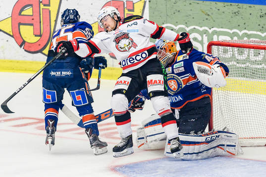 Malmö Redhawks Nicklas Jadeland krockar med Växjös