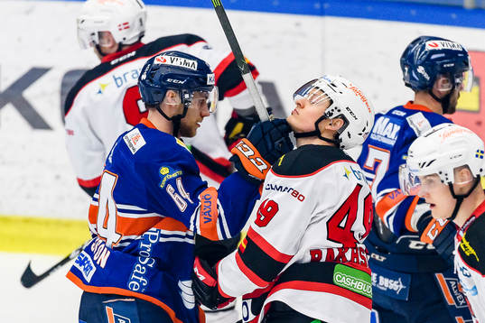 Växjös Eric Martinsson gruffar med Malmö Redhawks Rhett