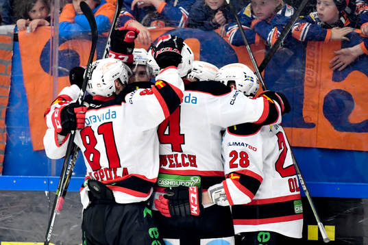 Malmö Redhawks Robin Alvarez jublar med lagkamrater