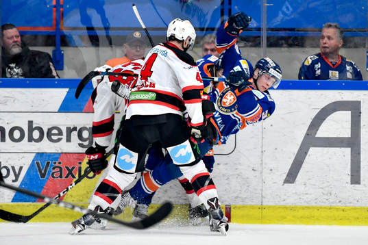 Malmö Redhawks Noah Welch och Växjös Olli Palola nder