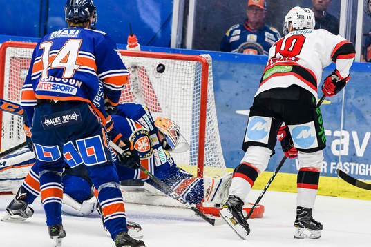 Malmö Redhawks Robin Alvarez gör mål 0-1 bakom Växjös