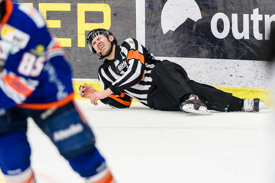 Domare Linus Öhlund grinar illa