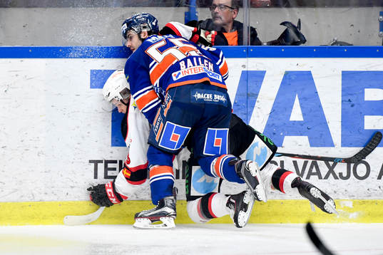 Växjös Nick Bailen tacklar Malmö Redhawks Christoffer