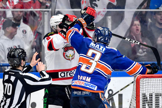 Malmö Redhawks Lars Bryggman och Växjös Oliver Bohm i