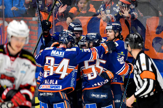 Växjös Tuomas Kiiskinen  jublar med lagkamrater