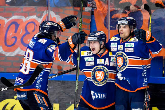 Växjös Tuomas Kiiskinen  jublar med lagkamrater