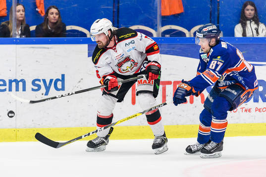 Malmö Redhawks Stefan Warg jagas av Växjös Robert Rosén