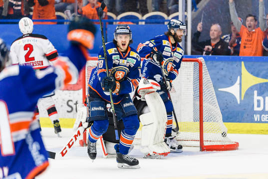 Växjös Dennis Everberg jublar
