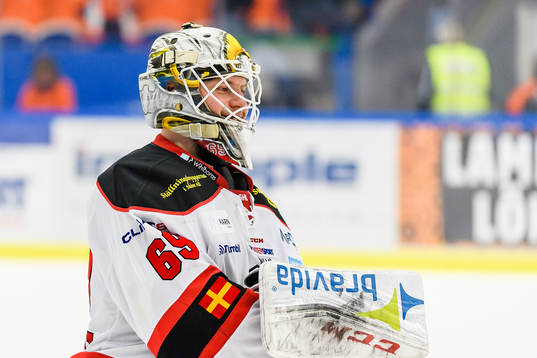 Malmö Redhawks målvakt Oscar Alsenfelt jublar