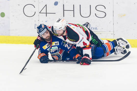 Malmö Redhawks Noah Welch ligger på Växjös Ville Leino