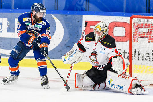 Växjös Linus Fröberg oroar framför Malmö Redhawks