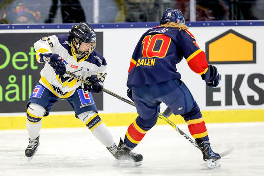 s Sanni Hakala och Djurgårdens Andrea Dalen