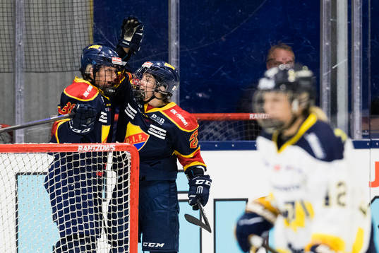 Djurgårdens Hanna Olsson och Rebecca Stenberg jublar