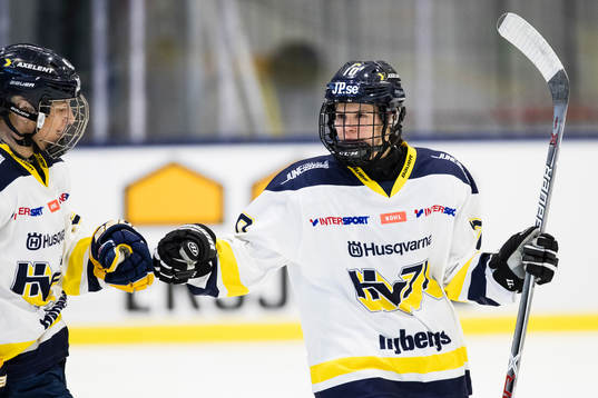 s Jenni Asserholt och Anna Meixner jublar