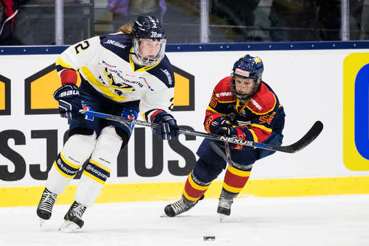 s Rosa Lindstedt i kamp om pucken med Djurgårdens
