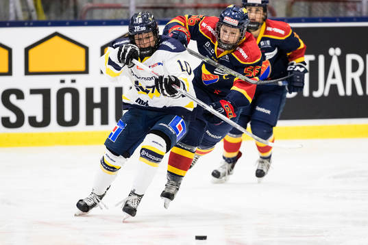 s Anna Meixner i kamp om pucken med Djurgårdens Alexandra