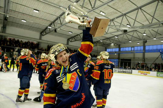 Djurgårdens Alexandra Cipparone jublar med pokalen