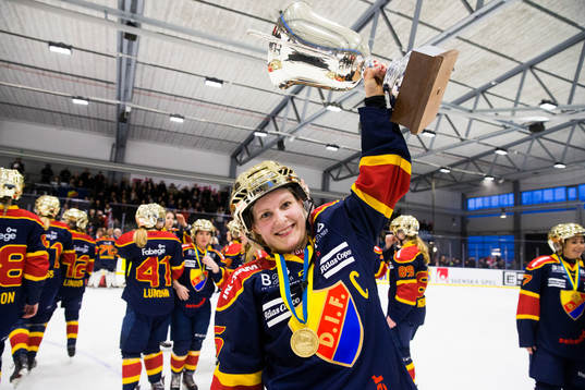Djurgårdens Alexandra Cipparone jublar med pokalen
