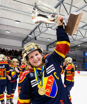 Djurgårdens Alexandra Cipparone jublar med pokalen