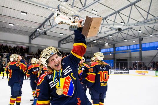 Djurgårdens Alexandra Cipparone jublar med pokalen