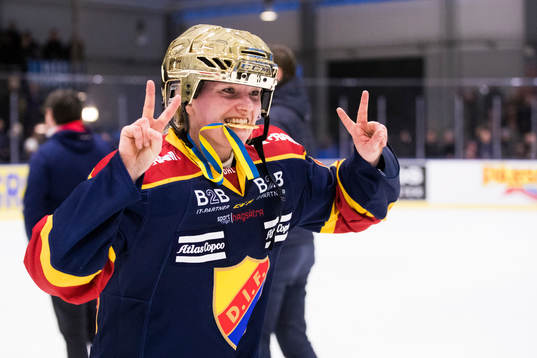 Djurgårdens Josefine Jakobsen jublar med gudmedaljen i