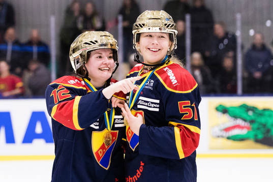 Djurgårdens Felicia Linder och Ida Press jublar