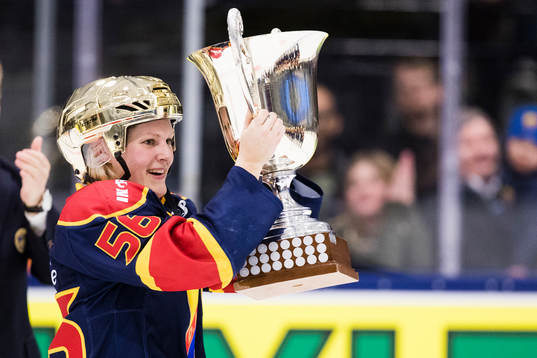 Djurgårdens Alexandra Cipparone jublar med pokalen