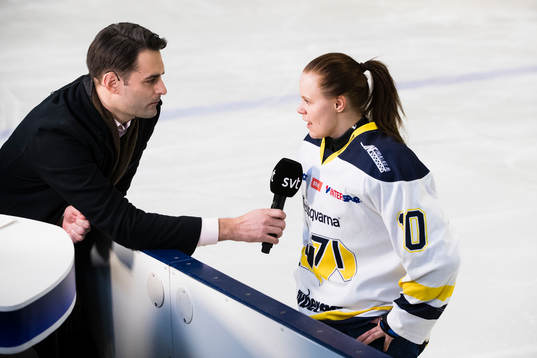 s Dusan Umicevic intervjuar HV71:s Anna Meixner innan final
