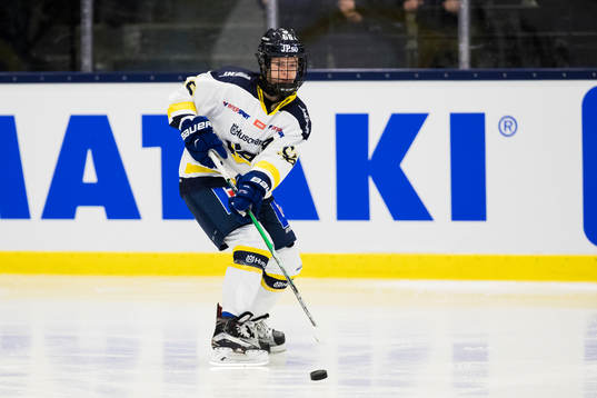 s Hanna Moher med pucken