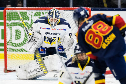 s målvakt Sabina Eriksson med en räddning
