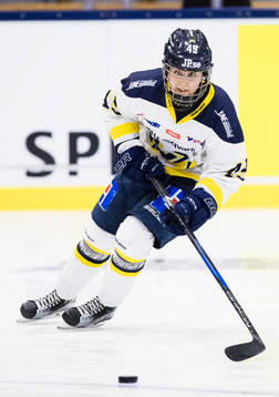 s Fanny Rask med pucken