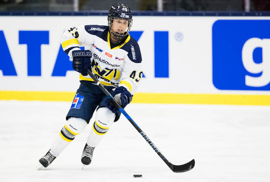 s Fanny Rask med pucken
