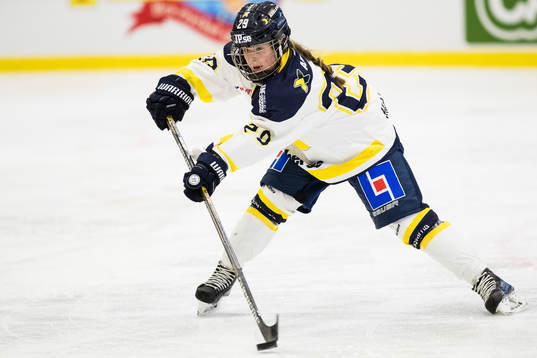 s Sanni Hakala med pucken