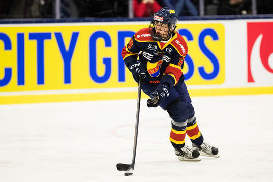Djurgårdens Hanna Olsson med pucken