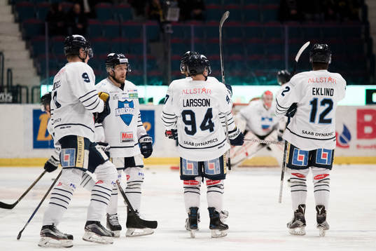 Karlskogas spelare värmer uppe före ishockeymatchen i
