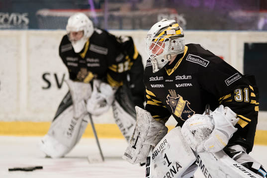 s målvakt Gasper Kroselj och målvakt Linus Lundin före