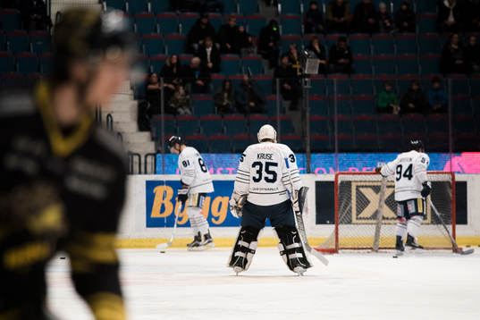 Karlskogas Karlskogas målvakt Emil Kruse före