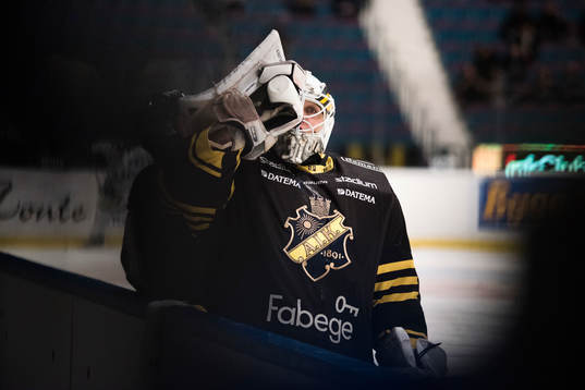 s målvakt Linus Lundin före  ishockeymatchen i