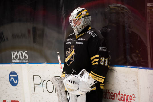 s målvakt Linus Lundin före ishockeymatchen i
