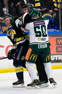 s Filip Sandberg i gruff med Färjestads Sebastian Erixon