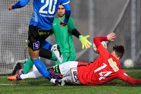 Trelleborgs Alexander Blomqvist täcker skott