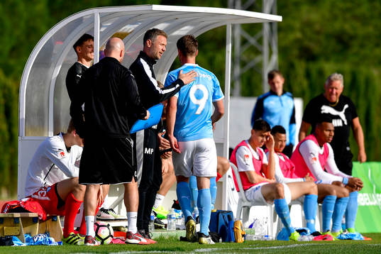 Malmö FFs Markus Rosenberg byts ut och klappas om av