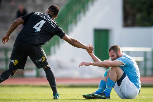 Malmö FFs Jo Inge Berget får hjälp upp av Moldes Ruben