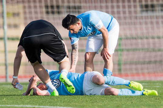 Malmö FFs Anders Christiansen blir liggande och tittas